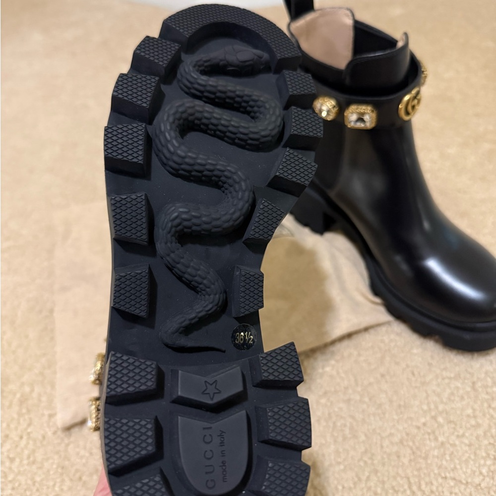 STUNNING!  NEW!  Gucci Trip Logo Strap Chelsea Boot -6.5 - Picture 9 of 14